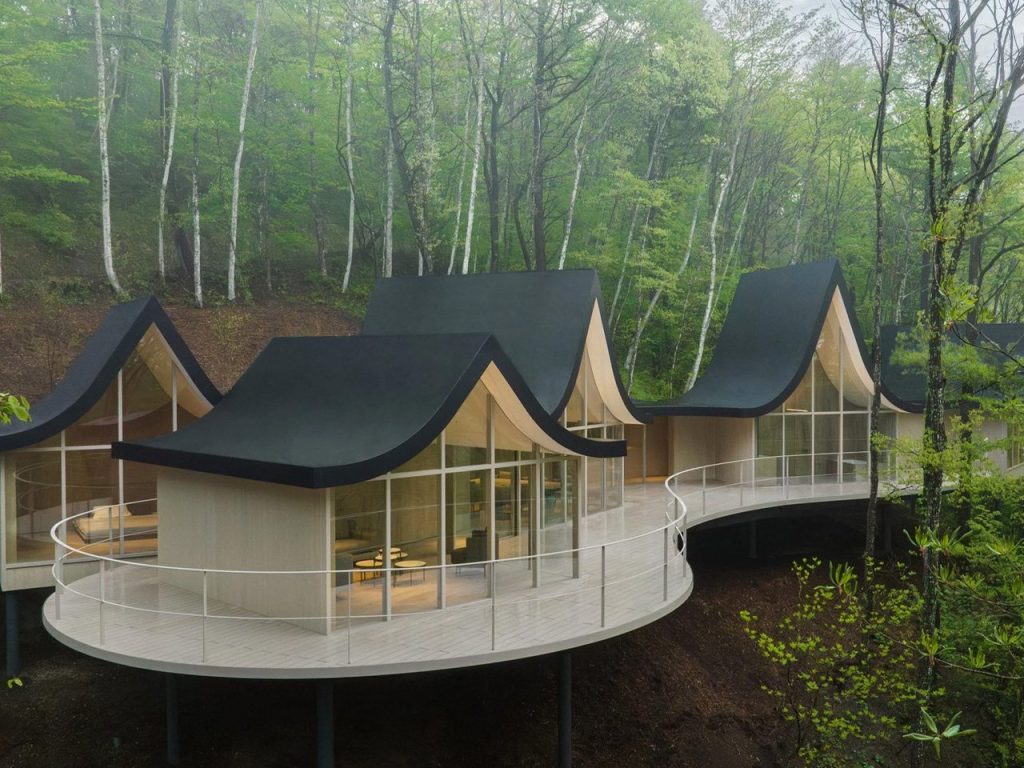 Découvrez Les Étonnantes Cabanes En Bois Japonaises Reliées Par Un Toit Ondulant ! Heroïques Créations Nendo