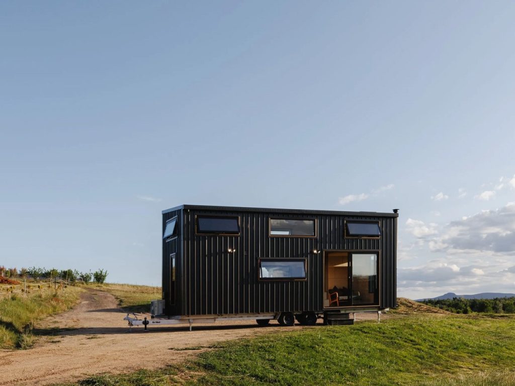 Découvrez ce Sanctuaire Compact Alimenté par Solaire : Le Futur de la Vie Durable !