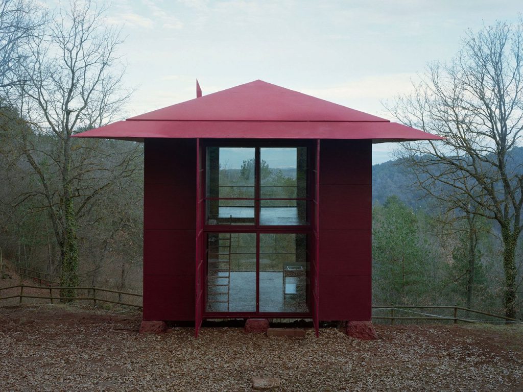 Découvrez cette Maison Préfabriquée : Un Bijou d’Architecture Adaptative au Cœur de la Forêt pour une Vie Dynamique !