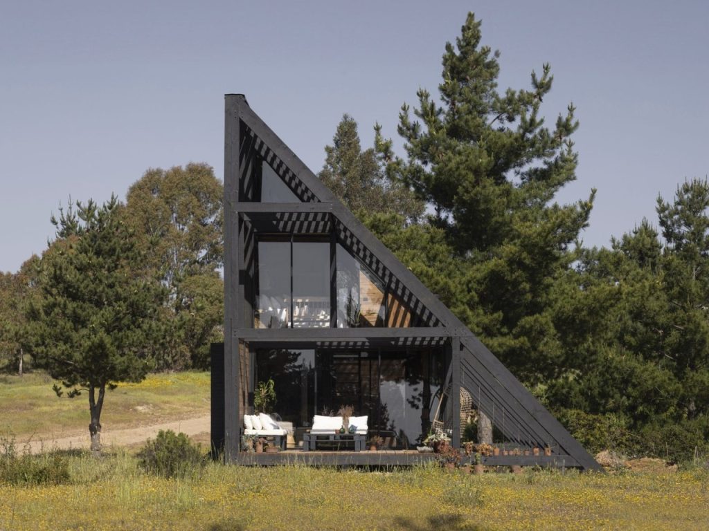 Découvrez Shelter 45 : Une Architecture Incline qui Fusionne Parfaitement avec la Nature !