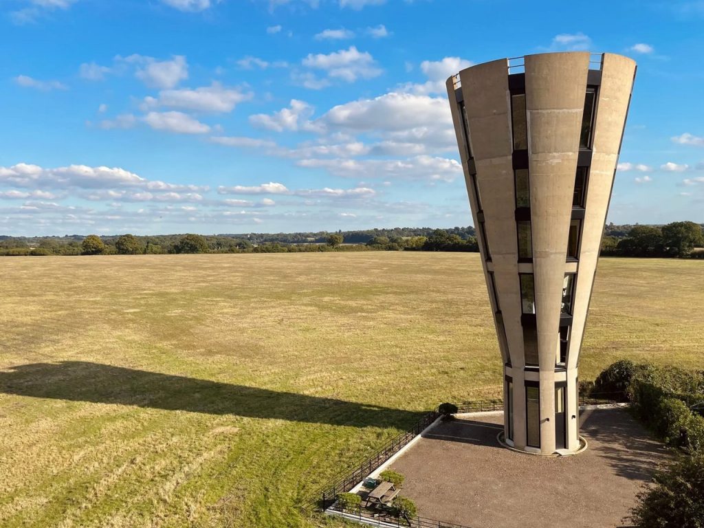 Découvrez cette Tour d’Eau Abandonnée des Années 60 Transformée en Un Étonnant Havre de Luxe Brutaliste!