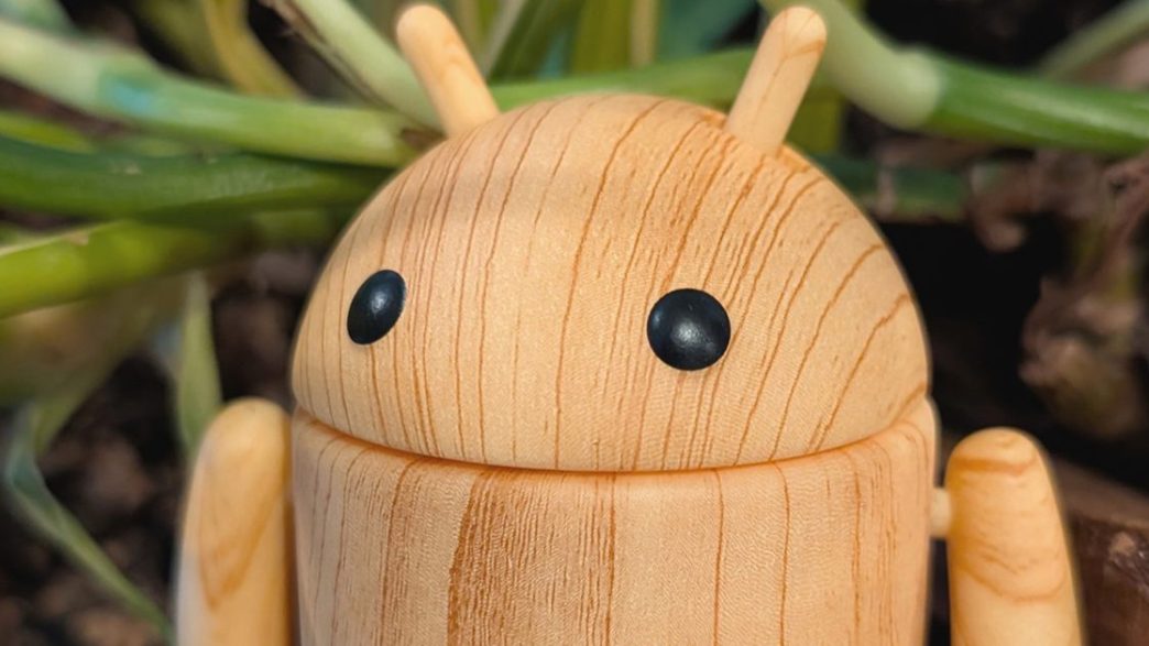 Le compagnon androïde Pine Pal : une figurine en faux bois à découvrir dans notre galerie