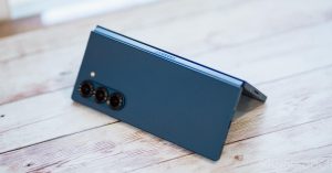 Génère un nouveau titre SEO légèrement accrocheur à partir de One UI 7 Beta update adds Gemini shortcut on Fold 6, Flip 6, en intégrant des mots-clés pertinents. Ne commence pas par "découvrir" ou un mot proche. Utilise une seule majuscule par phrase, sauf pour les noms propres et les entités nommés. Assure-toi que la première lettre du titre est toujours en majuscule. Ne pas ajouter de date si le titre d'origine n'en contient pas. Convertis les prix en dollars en euros en utilisant un taux de change actuel.