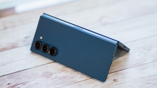 Génère un nouveau titre SEO légèrement accrocheur à partir de One UI 7 Beta update adds Gemini shortcut on Fold 6, Flip 6, en intégrant des mots-clés pertinents. Ne commence pas par "découvrir" ou un mot proche. Utilise une seule majuscule par phrase, sauf pour les noms propres et les entités nommés. Assure-toi que la première lettre du titre est toujours en majuscule. Ne pas ajouter de date si le titre d'origine n'en contient pas. Convertis les prix en dollars en euros en utilisant un taux de change actuel.