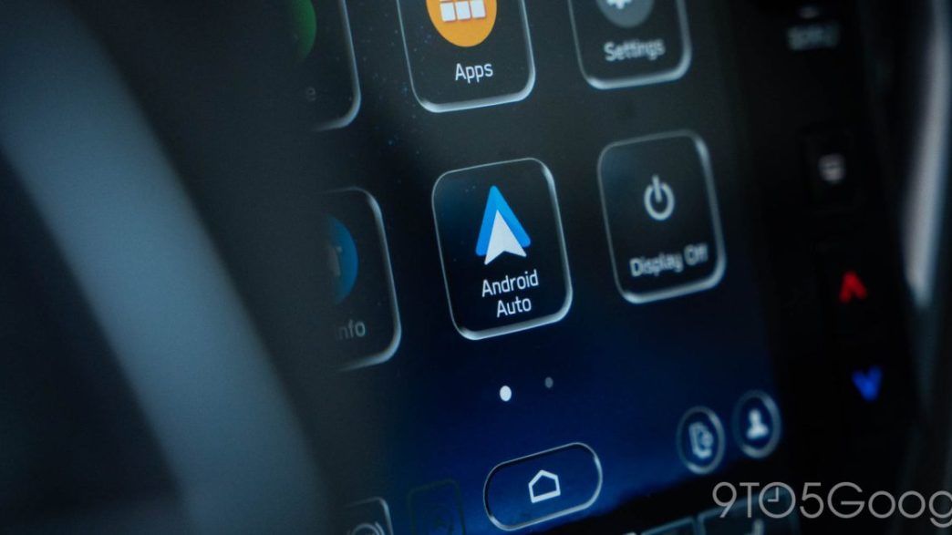 Génère un nouveau titre SEO légèrement accrocheur à partir de Android Auto removes Assistant mic icon for some as Gemini nears, en intégrant des mots-clés pertinents. Ne commence pas par "découvrir" ou un mot proche. Utilise une seule majuscule par phrase, sauf pour les noms propres et les entités nommés. Assure-toi que la première lettre du titre est toujours en majuscule. Ne pas ajouter de date si le titre d'origine n'en contient pas. Convertis les prix en dollars en euros en utilisant un taux de change actuel.