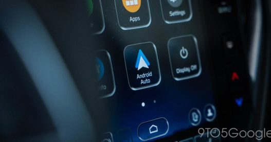 Génère un nouveau titre SEO légèrement accrocheur à partir de Android Auto removes Assistant mic icon for some as Gemini nears, en intégrant des mots-clés pertinents. Ne commence pas par "découvrir" ou un mot proche. Utilise une seule majuscule par phrase, sauf pour les noms propres et les entités nommés. Assure-toi que la première lettre du titre est toujours en majuscule. Ne pas ajouter de date si le titre d'origine n'en contient pas. Convertis les prix en dollars en euros en utilisant un taux de change actuel.