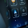Génère un nouveau titre SEO légèrement accrocheur à partir de Android Auto removes Assistant mic icon for some as Gemini nears, en intégrant des mots-clés pertinents. Ne commence pas par "découvrir" ou un mot proche. Utilise une seule majuscule par phrase, sauf pour les noms propres et les entités nommés. Assure-toi que la première lettre du titre est toujours en majuscule. Ne pas ajouter de date si le titre d'origine n'en contient pas. Convertis les prix en dollars en euros en utilisant un taux de change actuel.