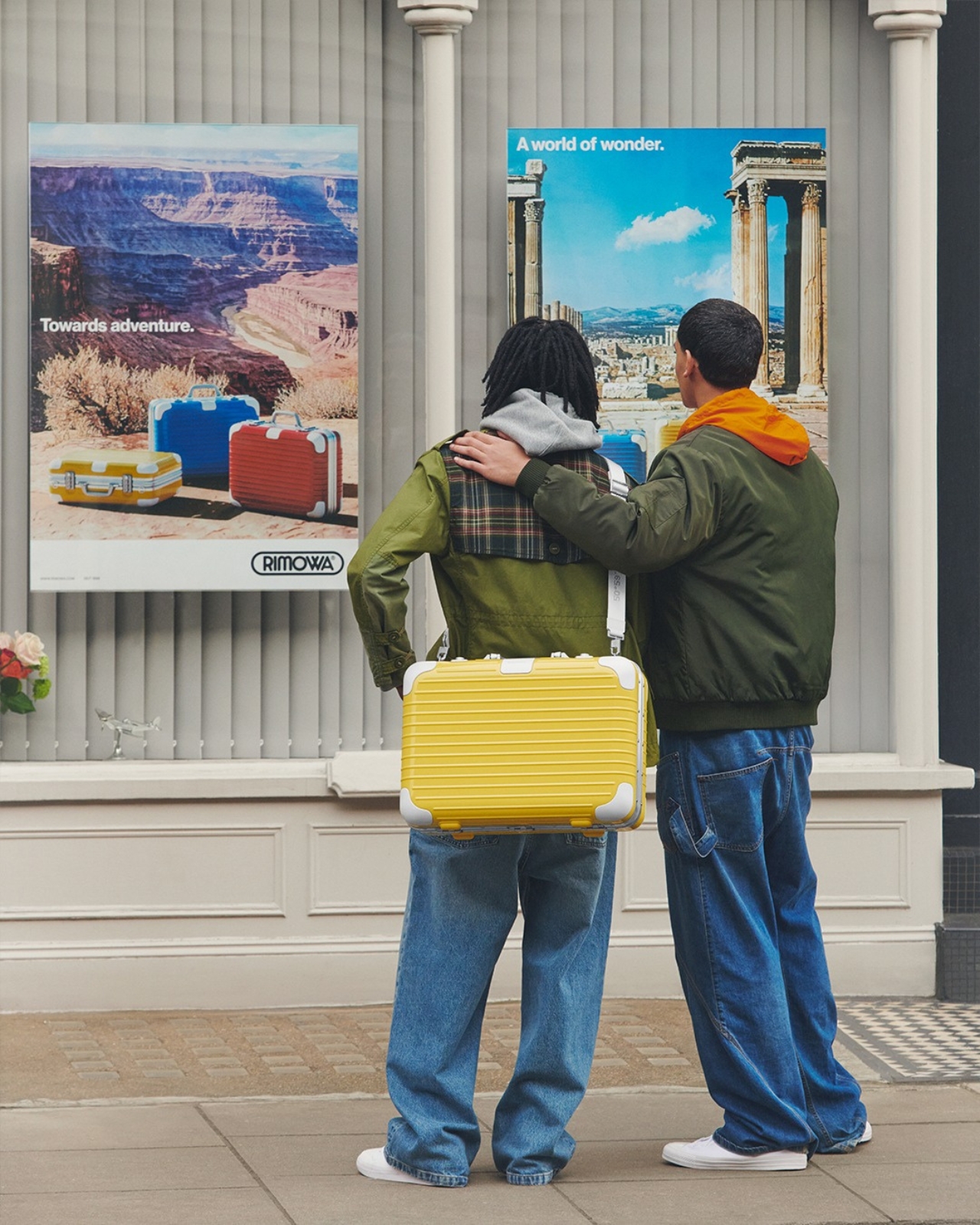 1743430967 315 Rimowa Reinvente le Legendaire Holiday Hand Carry Case Colore de 1988 - plare.