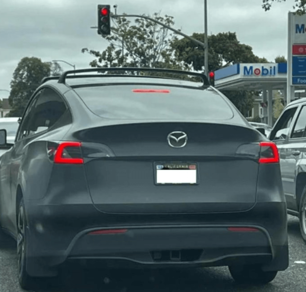 Les proprietaires de Tesla se demarquent avec de nouveaux logos - plare.
