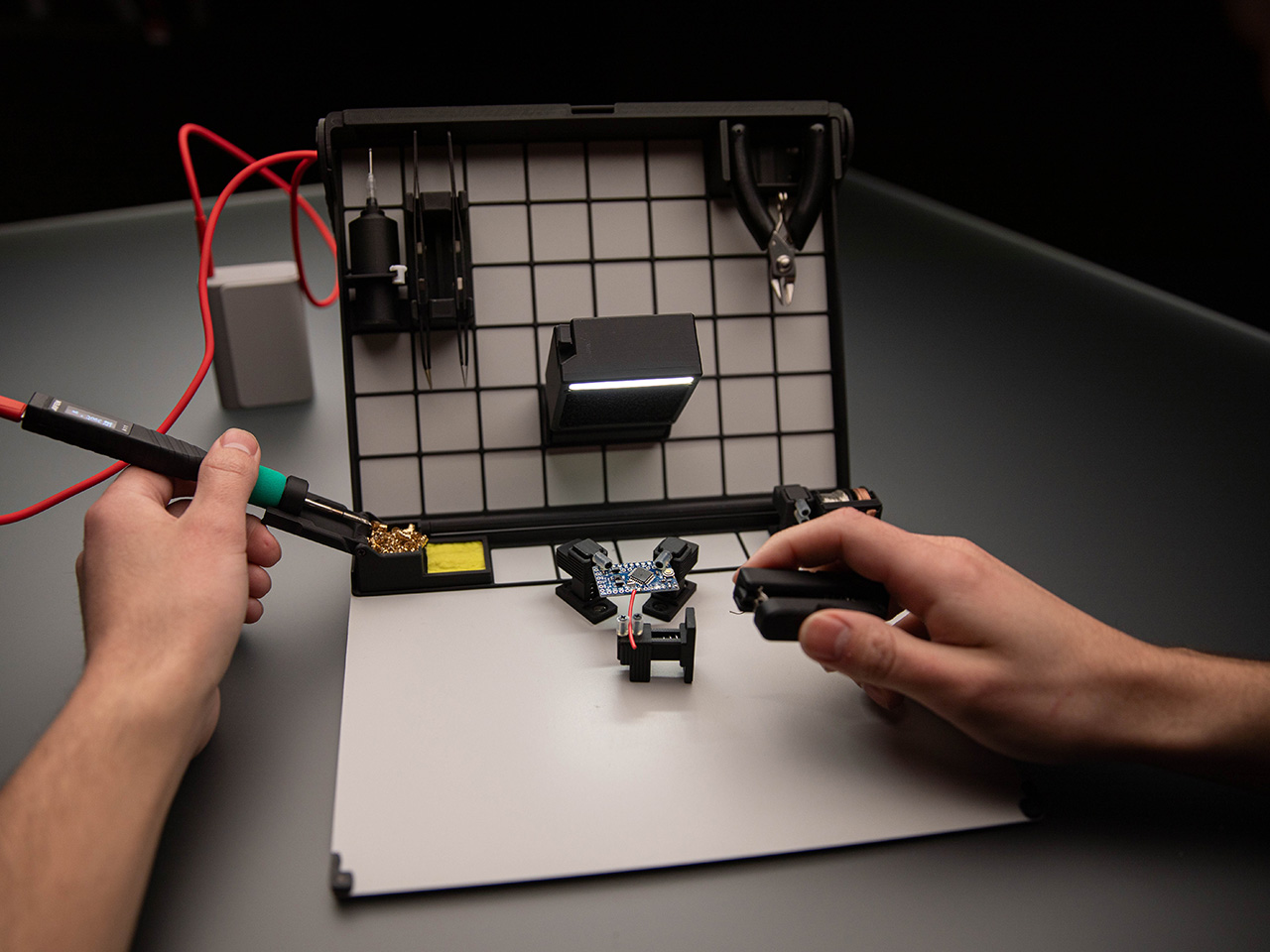 SOLDR soldering station hero - plare.