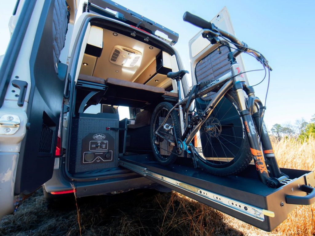 Découvrez le van de camping Sprinter sur mesure de Storyteller Overland : un espace ingénieux qui dort cinq personnes!