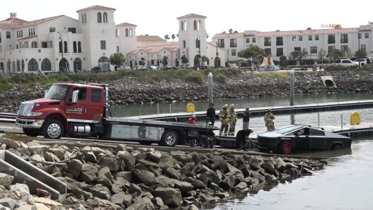Tesla Cybertruck coule lors du lancement dun jet ski malgre les - plare.