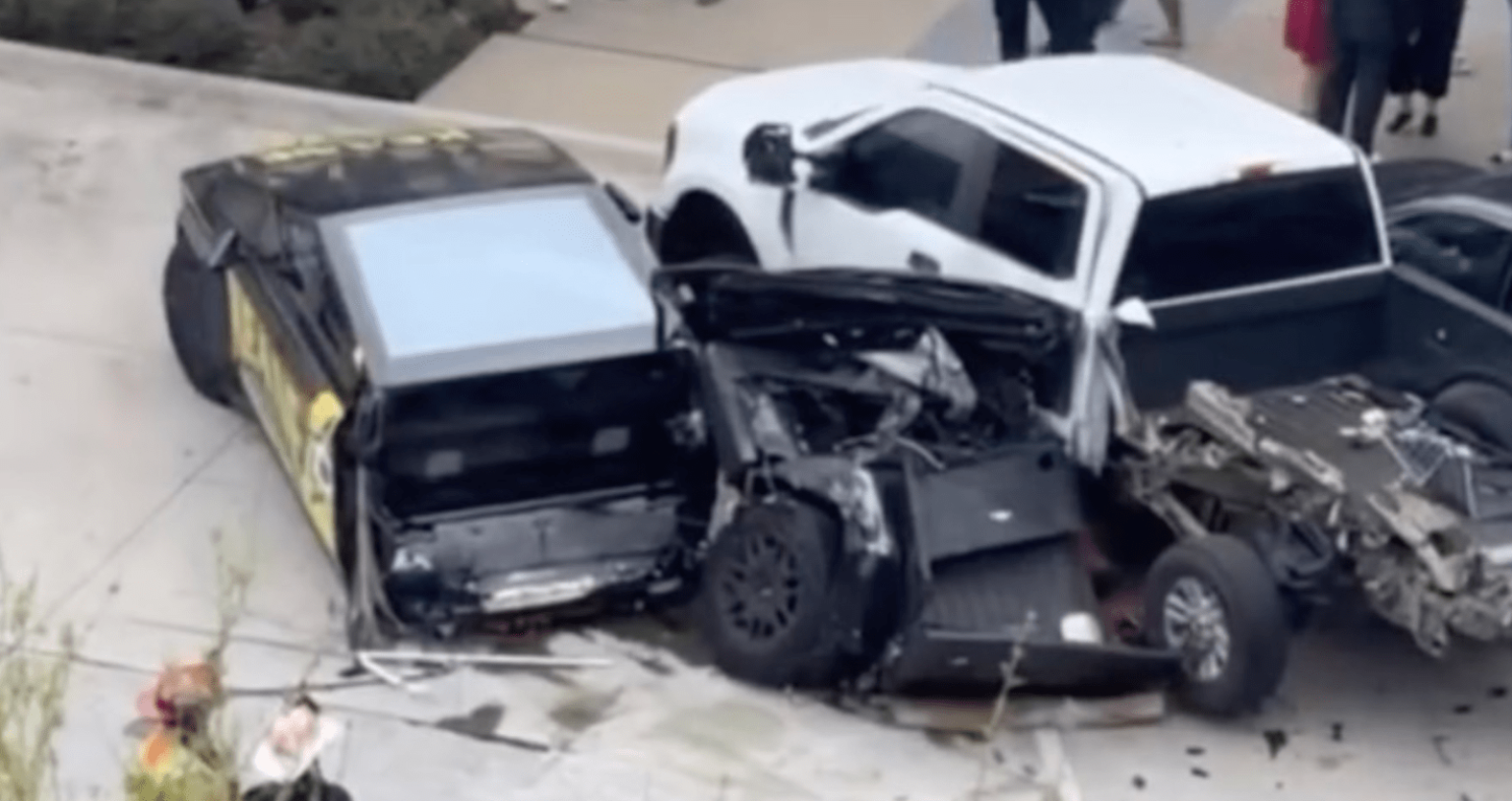 Accident spectaculaire : le Tesla cybertruck coupé en deux lors d’une collision avec un G Wagon