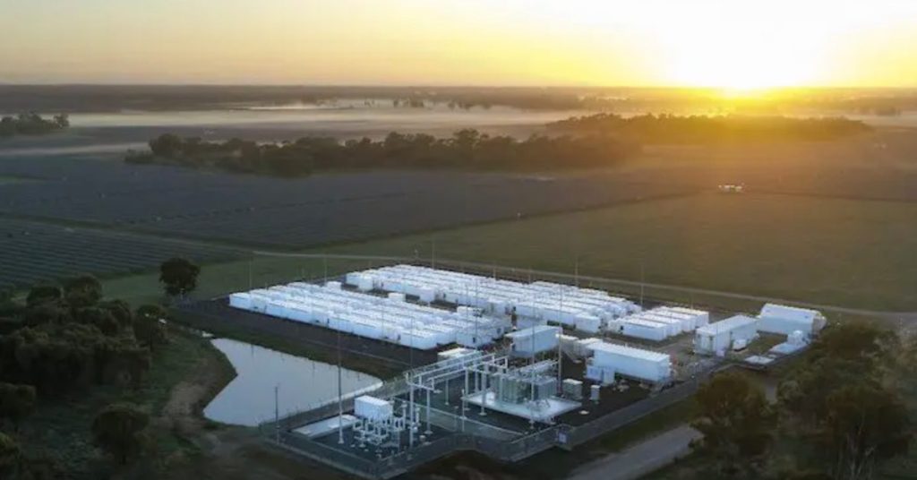 Tesla inaugure une megafactory révolutionnaire près de Houston au Texas pour booster la production d’énergie verte.