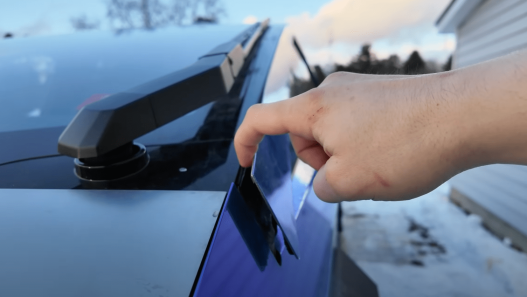 Tesla cantrail trim - plare.