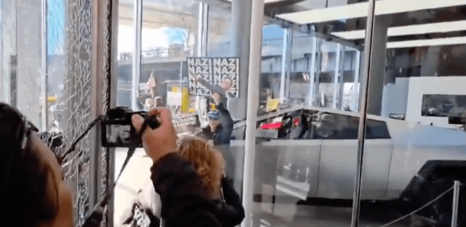 Manifestation choc dans un magasin Tesla : 9 arrestations après l’invasion par des protestataires anti-Musk