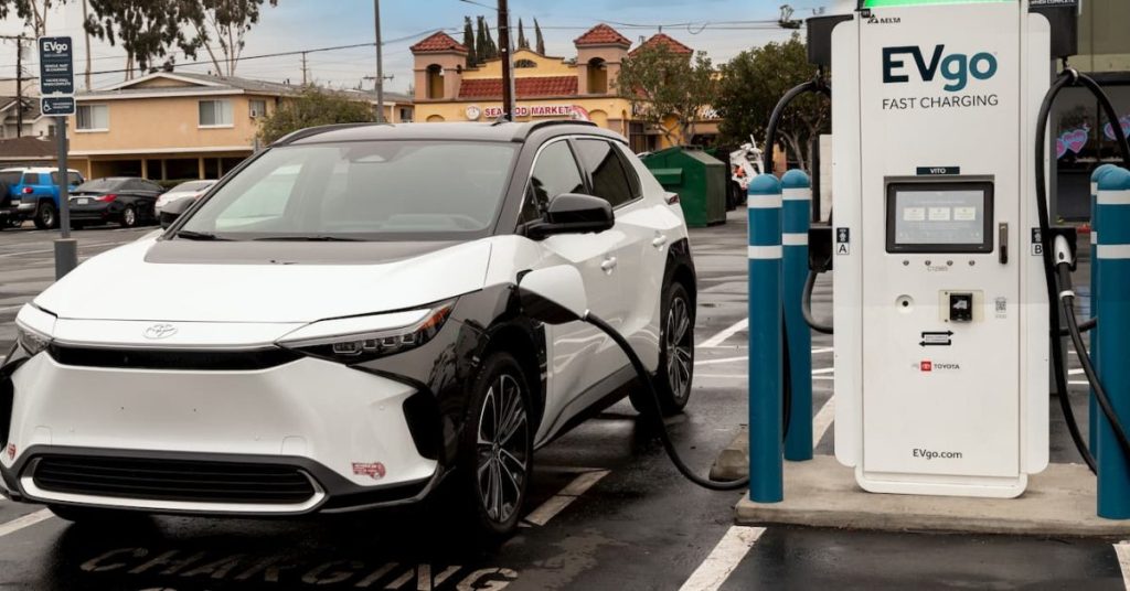 Toyota inaugure sa première borne de recharge rapide de 350kW avec EVgo : une avancée pour les véhicules électriques.