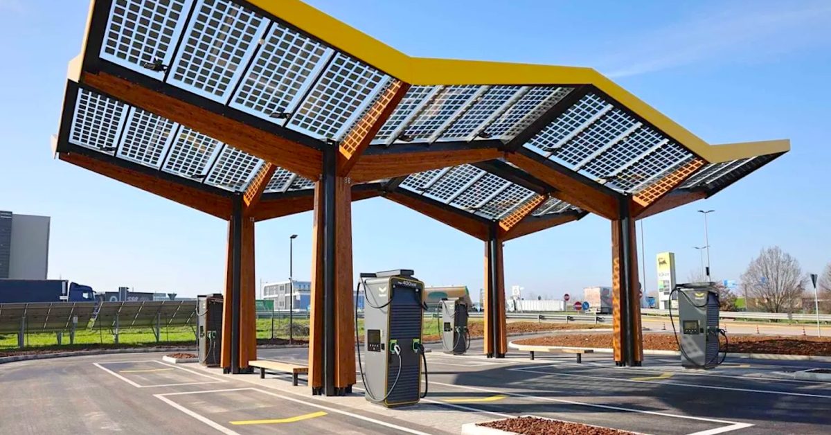 fastned ladestation charging station - plare.