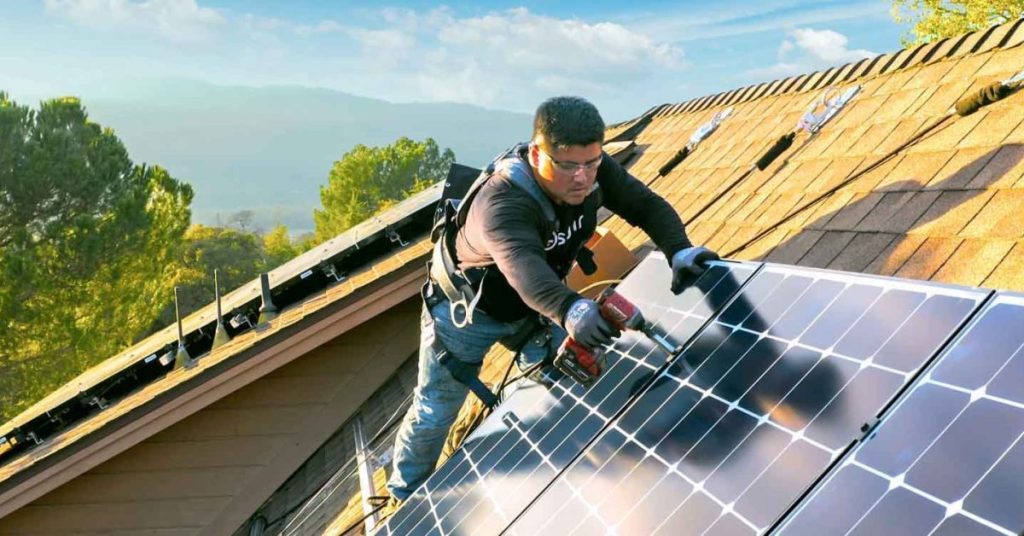 Les prix des panneaux solaires résidentiels ont atteint des niveaux historiquement bas, avec des économies d’énergie encore plus accessibles grâce à des solutions de stockage plus abordables.