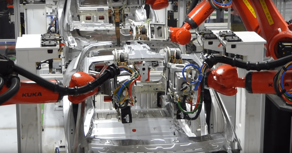 Elon Musk annonce que Tesla va doubler sa production aux États-Unis en deux ans : analyse des chiffres