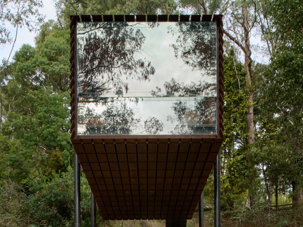 1744155863 624 Decouvrez cette Cabane en Acier Elevee Une Veritable Sculpture - plare.