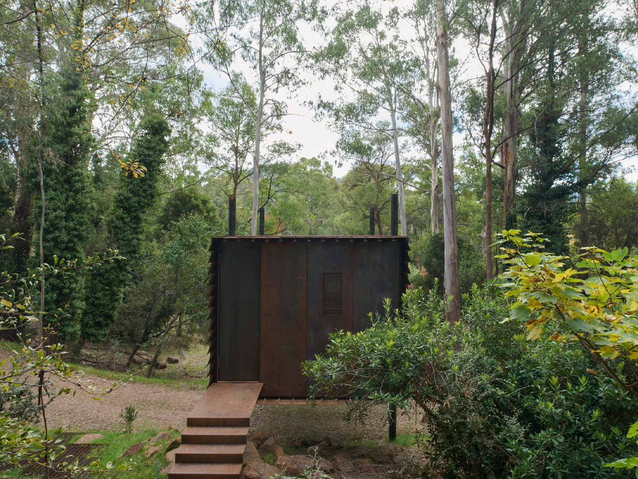 1744155866 135 Decouvrez cette Cabane en Acier Elevee Une Veritable Sculpture - plare.