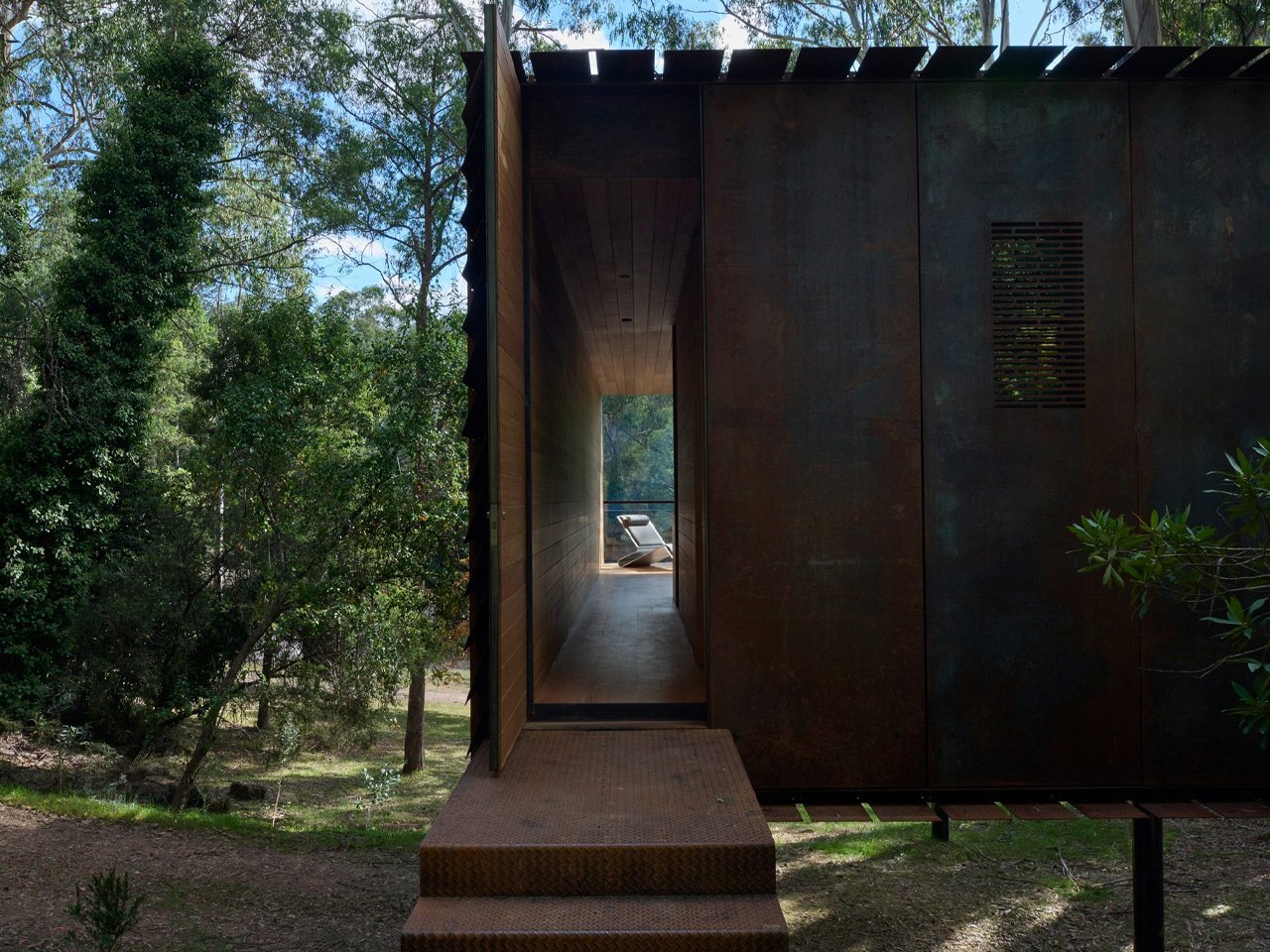 1744155866 479 Decouvrez cette Cabane en Acier Elevee Une Veritable Sculpture - plare.