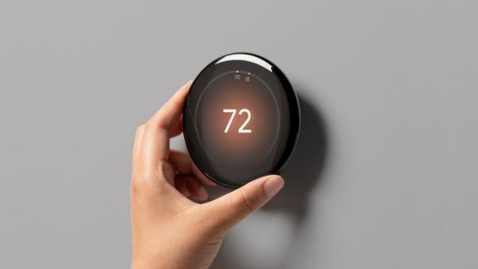 Nest Learning Thermostat 4e Génération et Fitbit Charge 6 : accessoires innovants pour un confort et une santé améliorés