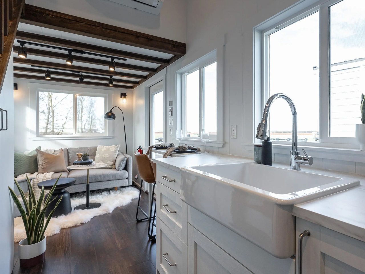 1744304553 84 Decouvrez Ce Tiny Home de 34 Pieds Qui Transforme Espace - plare.