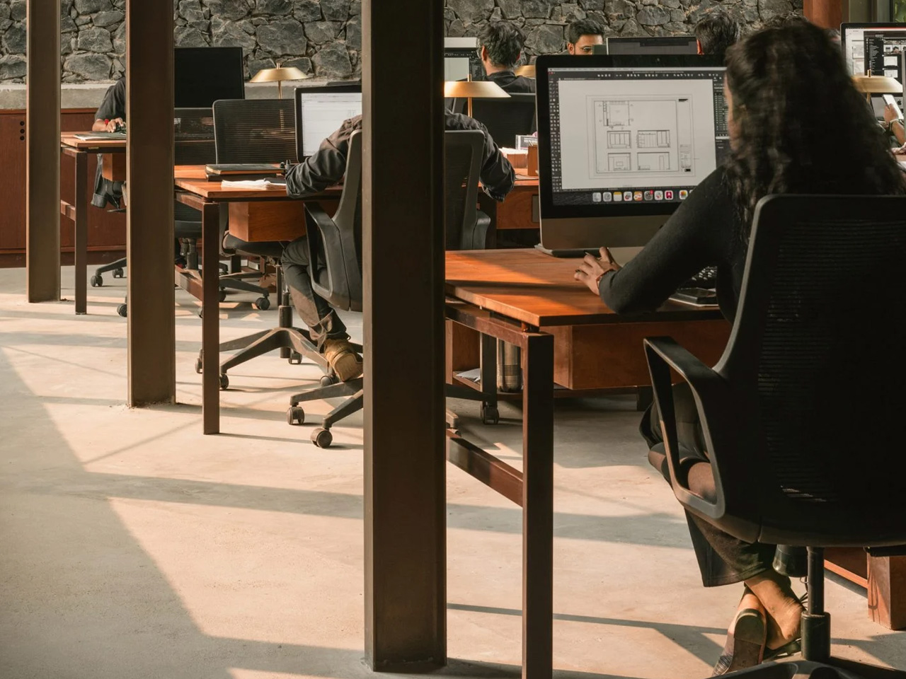 1744932788 635 Decouvrez ce Bureau Apaisant et Collaboratif au Coeur de la - plare.
