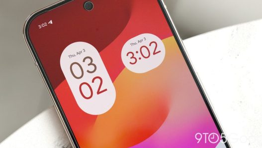Génère un nouveau titre SEO légèrement accrocheur à partir de Google Clock 7.13 rolling out via the Play Store, en intégrant des mots-clés pertinents. Ne commence pas par "découvrir" ou un mot proche. Utilise une seule majuscule par phrase, sauf pour les noms propres et les entités nommés. Assure-toi que la première lettre du titre est toujours en majuscule. Ne pas ajouter de date si le titre d'origine n'en contient pas. Convertis les prix en dollars en euros en utilisant un taux de change actuel.