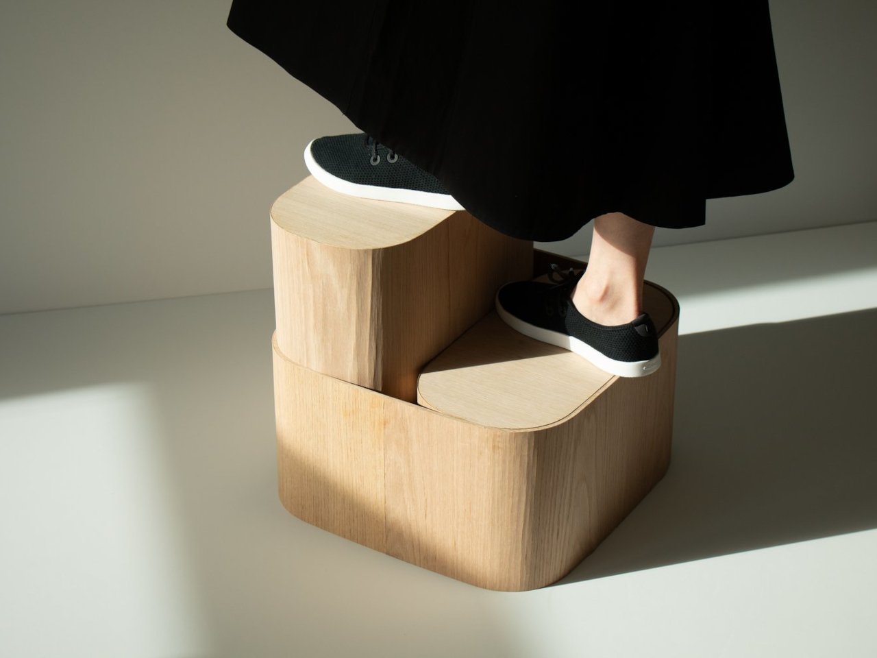 1745687007 4 Decouvrez le Tabouret en Bois Multifonctionnel Gain de Place - plare.