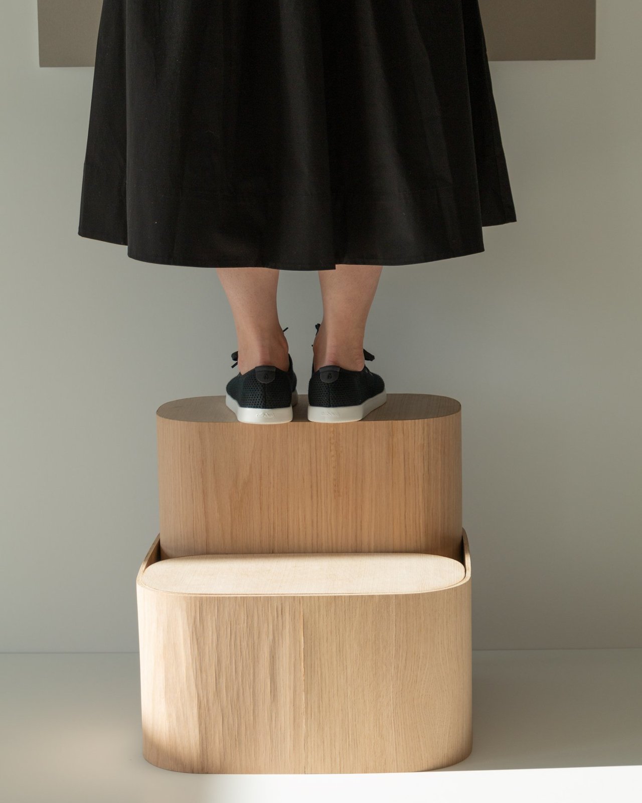 1745687008 637 Decouvrez le Tabouret en Bois Multifonctionnel Gain de Place - plare.