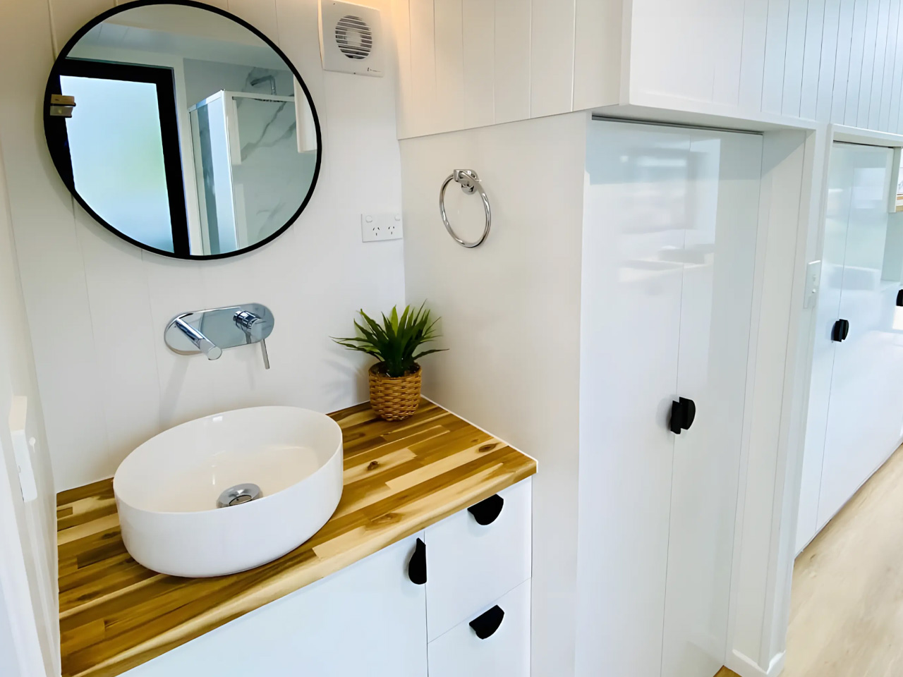 1745840637 12 Decouvrez cette Tiny House Moderne Optimisez votre Espace avec - plare.