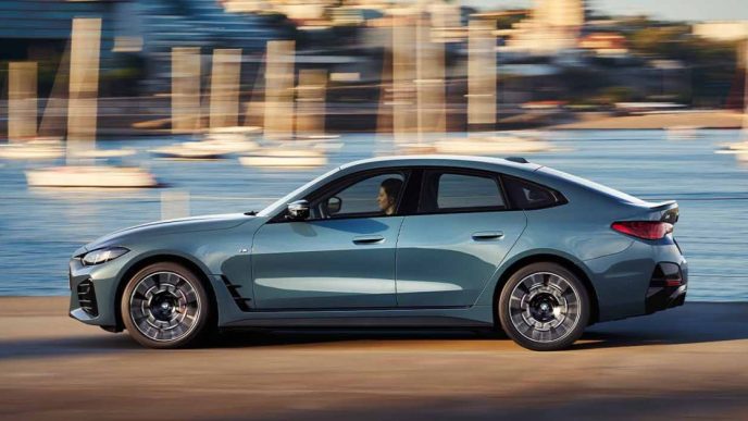 2025 BMW i4 side - plare.