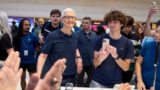 Apple Fifth Avenue New York Tim Cook with customers and team members 240920 - plare.