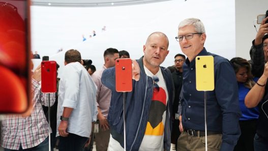Apple keynote Tim Cook and Jony Ive iPhone XR 09122018 - plare.
