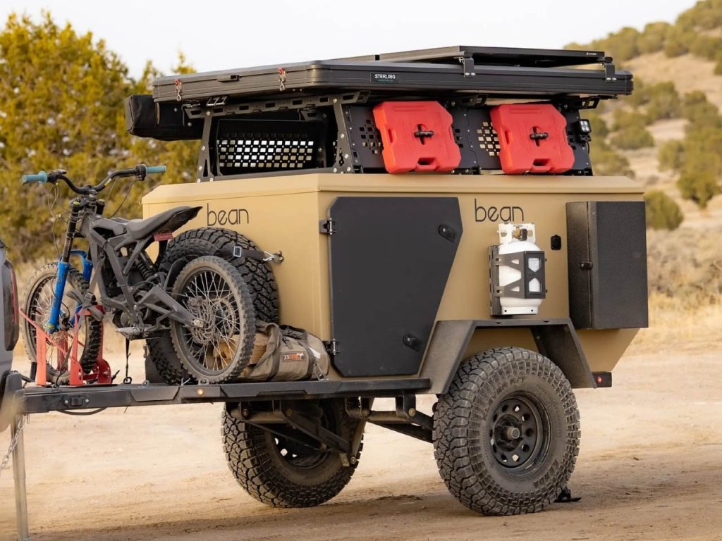 Découvrez le tout nouveau Bean Pod : la remorque teardrop off-road avec un intérieur spacieux et un lit sur le toit !