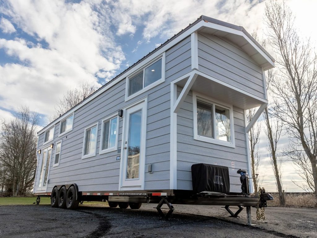 Découvrez Ce Tiny Home de 34 Pieds Qui Transforme Espace et Confort pour Accueillir Jusqu’à Huit Personnes!