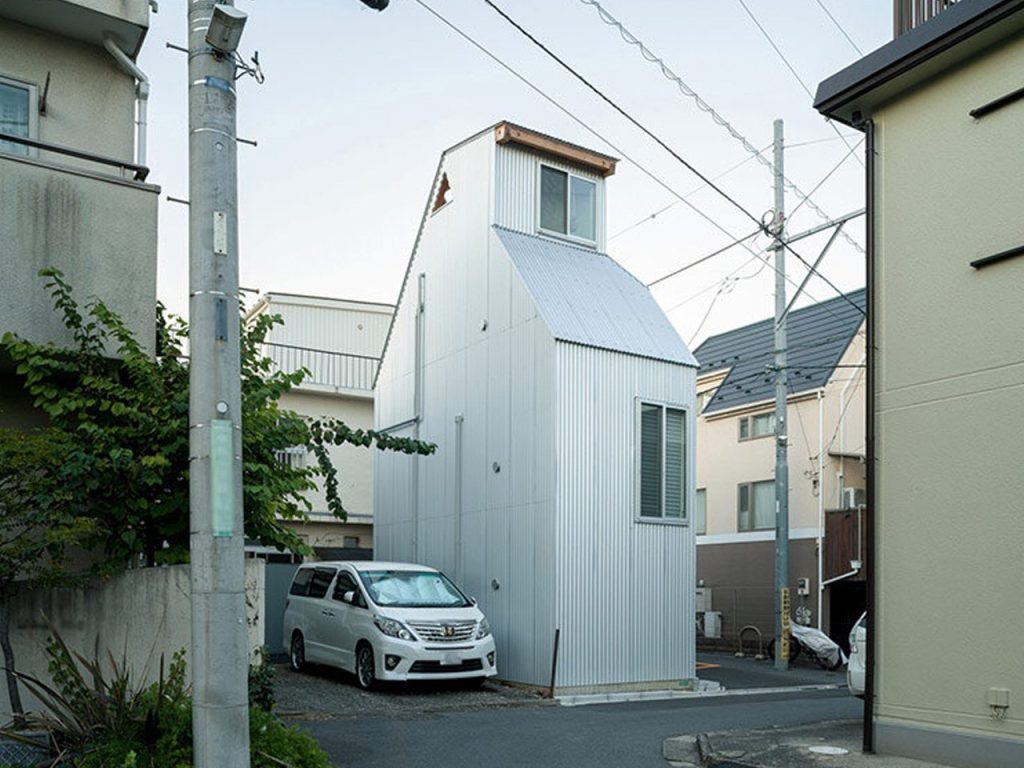 Découvrez Comment Cette Maison Japonaise Minuscule Révolutionne la Vie Urbaine à Tokyo en Optimisant Chaque Espace!