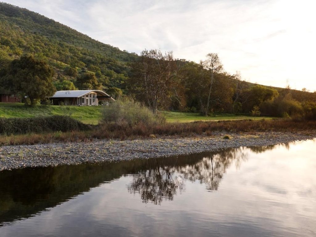 Découvrez The Lapp RiverHouse : L’Œuvre Organique Étonnante d’Arthur Dyson Sculptée par la Nature