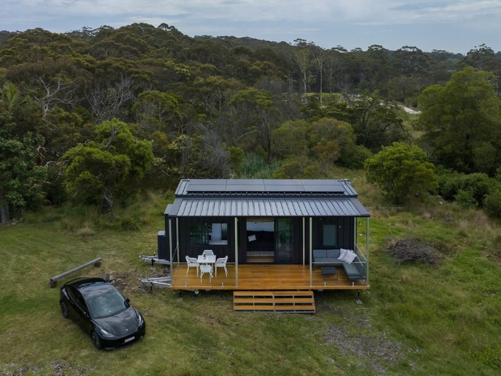 Découvrez ce Mini-Retrait Écologique de 30 Pieds : L’Évasion Off-Grid Parfaite pour les Familles !