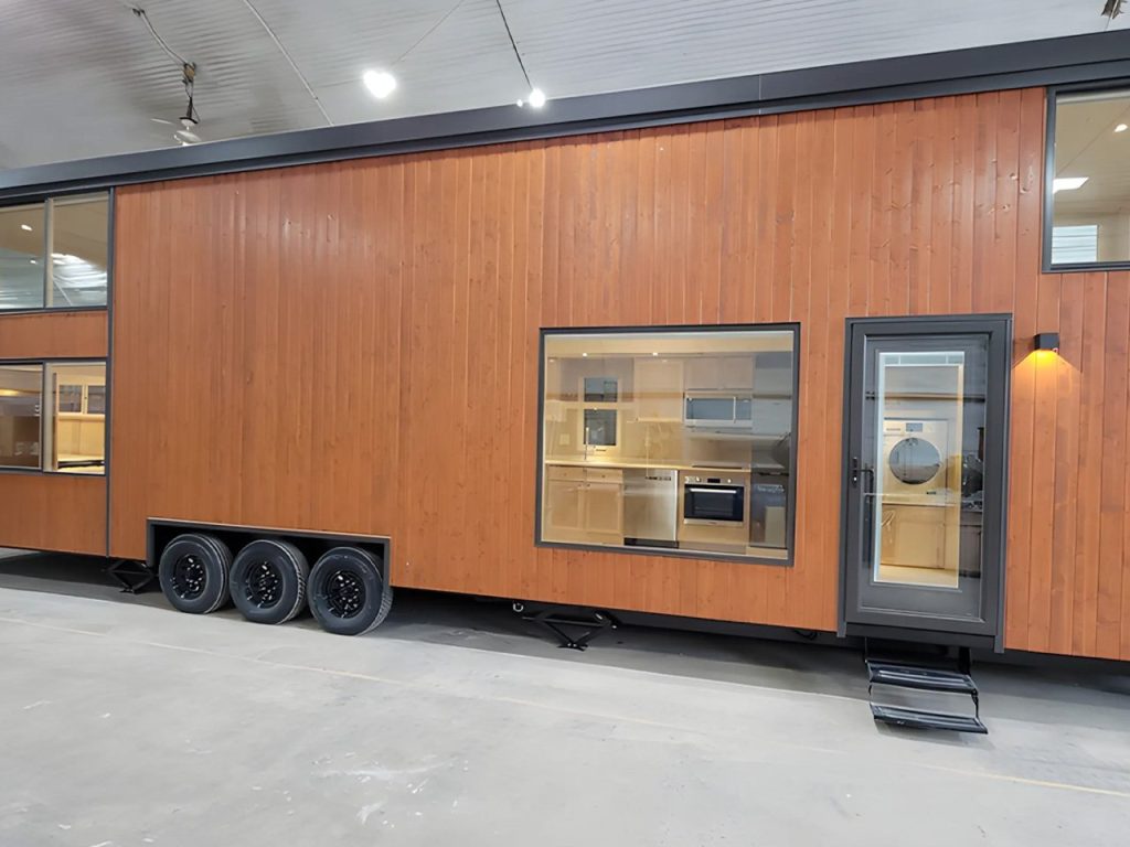 Découvrez cette Tiny House Spacieuse de 720 Pieds Carrés : Un Espace de Vie Impressionnant dans un Format Compact !