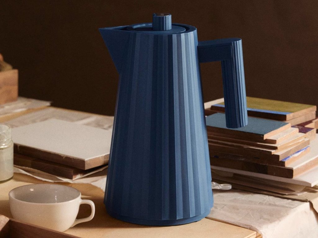 Découvrez la Bouilloire Électrique Plissée : Contrôle de Température et Élégance en Bleu Apaisant !