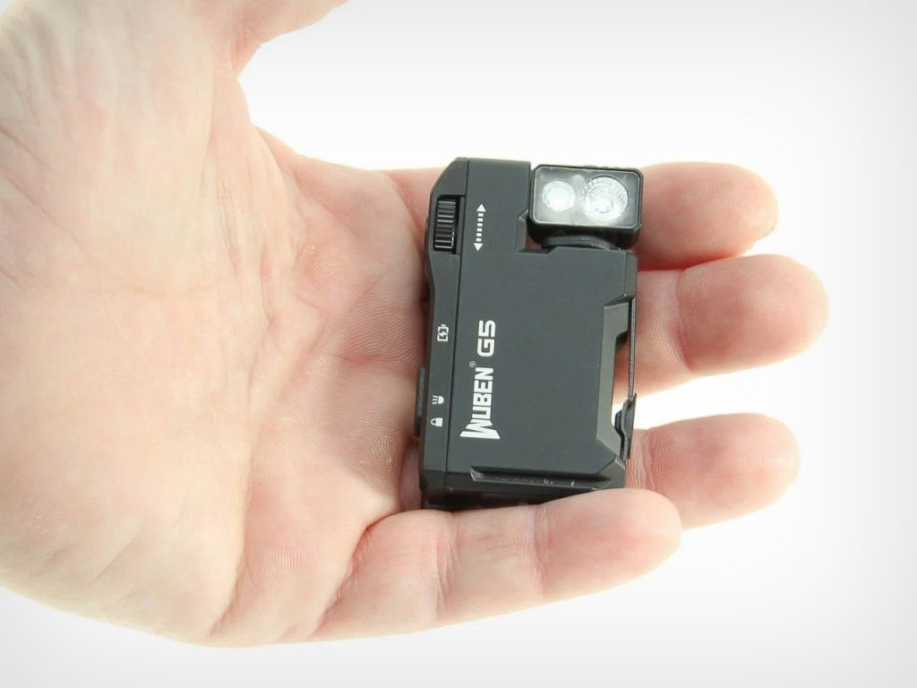 Découvrez la Mini Lampe de Poche Ultra Légère avec Clip Flexible : L’Accessoire Indispensable pour Chaque Aventure!