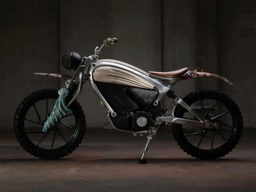 Découvrez la Moto Royal Enfield transformée en Chef-d’Œuvre : Art Fonctionnel en Argile, Résine et Pierre !