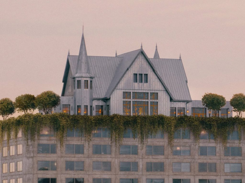 Découvrez le Chef-d’œuvre Surréaliste de Philippe Starck : Un Hôtel Étonnant en Forme de Tour de Neuf Étages !