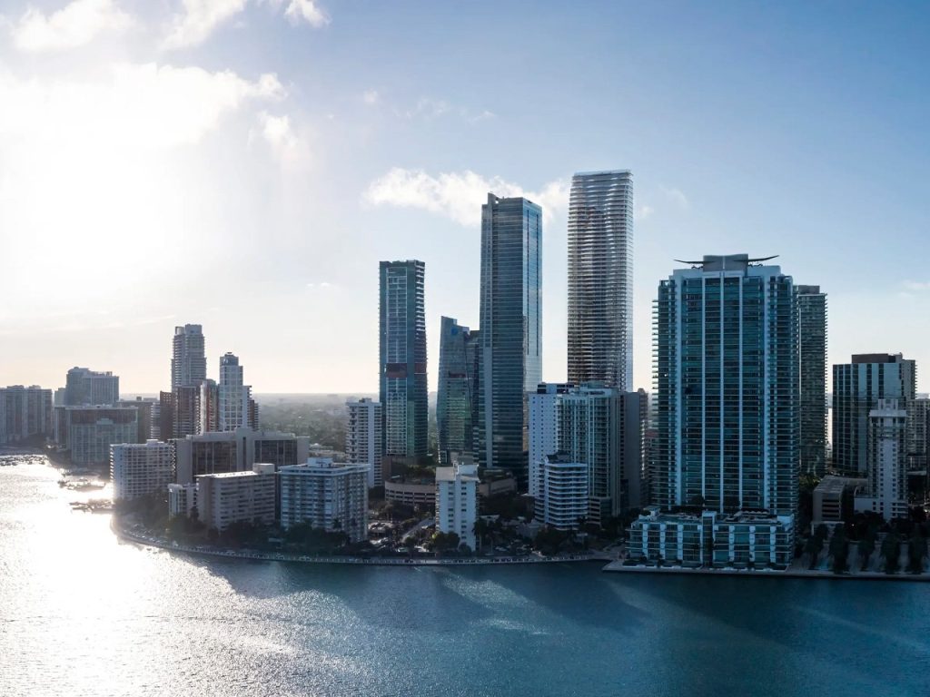 Découvrez le Luxe Réinventé : L’Incroyable Gratte-Ciel Écologique de Miami avec Fenêtres Solaires Intégrées