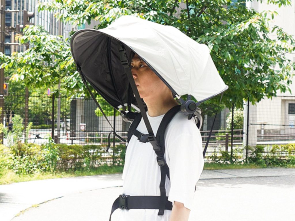 Découvrez le Parasol Sans Mains : Pratique et Hilarant à la Fois !