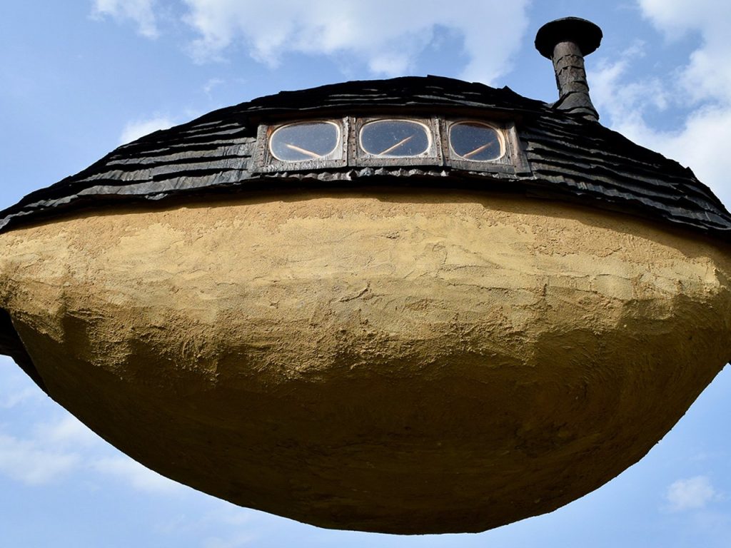 Découvrez les Mystérieuses Maisons de Thé Flottantes du Japon à Travers l’Objectif de Marco Capitanio !